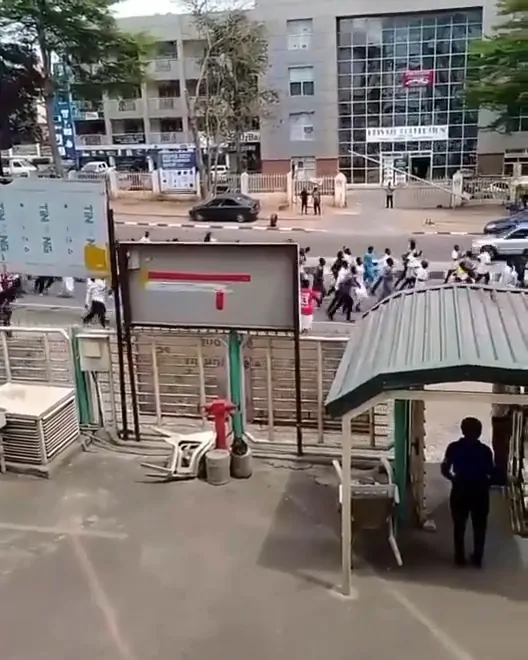 You are currently viewing Heavy Gunfire Erupts As Security Officials Clash With Shiites In Abuja