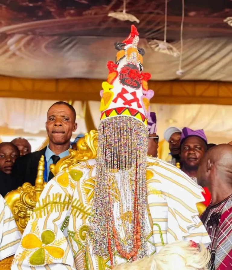 Read more about the article Oba Abimbola Owoade Crowned The 46th Alaafin Of Oyo (Photos)