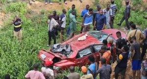 Read more about the article PHOTOS: Driver Injured As Vehicle Falls Off Otedola Bridge