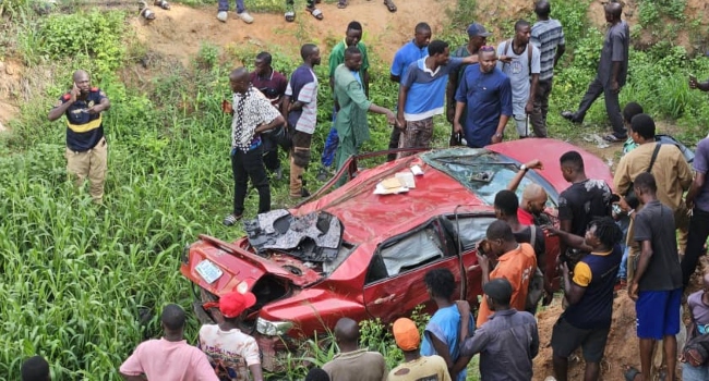 You are currently viewing PHOTOS: Driver Injured As Vehicle Falls Off Otedola Bridge