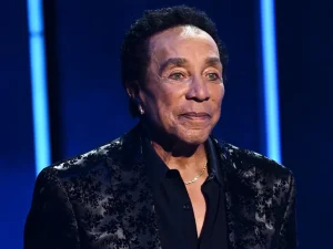 Read more about the article Smokey Robinson Sued For Sexual Battery By 4 Former Housekeepers