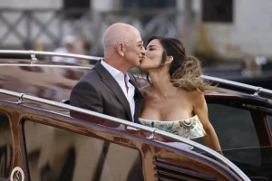 Read more about the article Jeff Bezos And Lauren Sanchez Head Off To Their Pre-Wedding Welcome Party In Venice