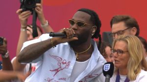 Read more about the article Sarina Wiegman Reacts In Pure Joy As Burna Boy Performs At Lionesses’ Celebration