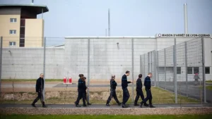 Read more about the article Prisoner Escapes By Hiding Inside Fellow Inmate’s Luggage