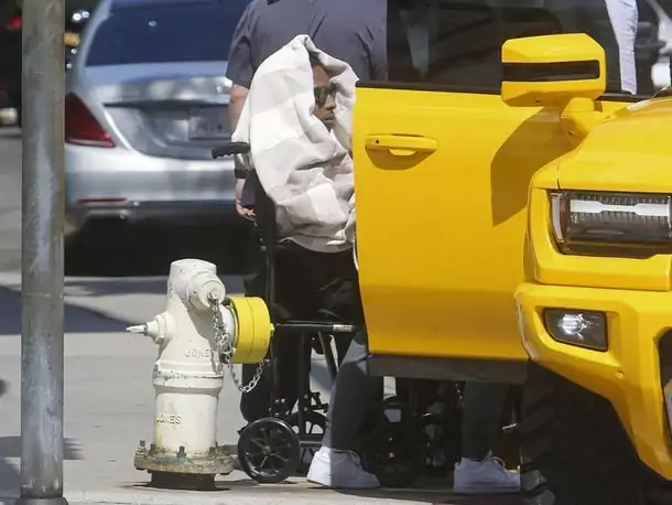You are currently viewing A$AP Rocky Spotted In A wheelchair As He’s Helped Into Car