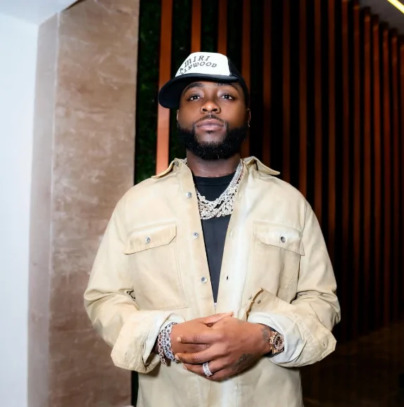 Read more about the article Davido Offers To Build Shop For A Female Fan