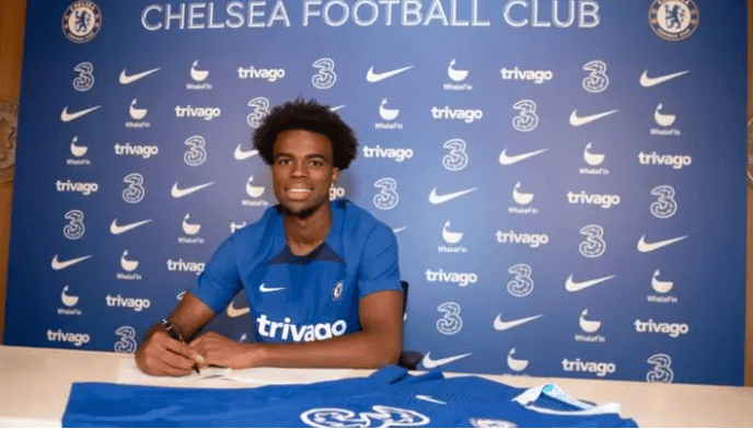 Read more about the article Chelsea Drop Asking Price For Carney Chukwuemeka Amid Dortmund Interest