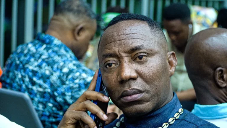 Read more about the article Omoyele Sowore Accuses Police Of Breaking His Hand And Transporting Him To Unknown Location