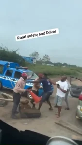 Read more about the article Driver Filmed Flogging FRSC Officer During Traffic Stop