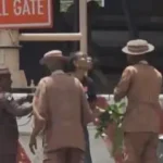Read more about the article #EndSARS Memorial: Security Officers Stop Activist From Laying Flowers At Lekki Toll Gate