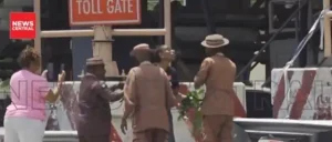 Read more about the article #EndSARS Memorial: Security Officers Stop Activist From Laying Flowers At Lekki Toll Gate