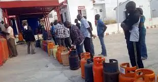 You are currently viewing Nigerians Battle Shortage Of Cooking Gas As Price Of 12.5kg Cylinder Of Gas Rises To N25,000