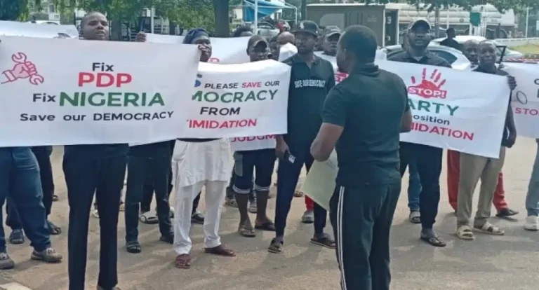 Read more about the article “Fix PDP, Fix Nigeria, Save Our Democracy” – PDP Members Protest At US Embassy