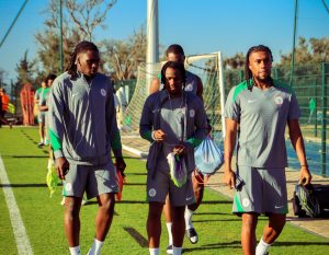 Read more about the article Super Eagles’ Alex Iwobi Speaks On Viral Hotel Video, Says Fans Got It Wrong