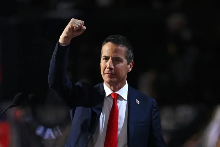 Read more about the article US Senator Proposes Bill To End Dual Citizenship