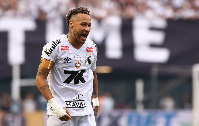 Read more about the article Neymar Breaks Down In Tears After Playing With Knee Injury To Save Santos